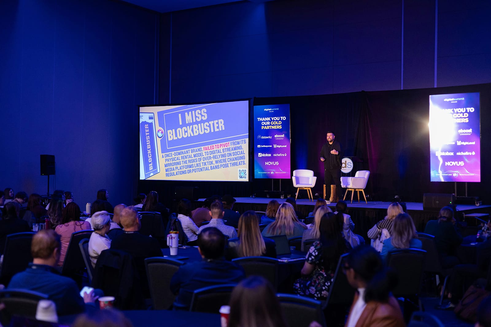 Blockbuster Marketing Präsentation auf einer Konferenz, digitaler Summit, PowerPoint Folie, Publikum, Vortrag, Veranstaltung, Technologie, Business, Innovation, Großbildschirm, Workshop, Event, DE, professionelle Umgebung, networking, Inspiration, trendy, modern, Innovation, Business-Konferenz, digitaler Trends, Technologie-Event, Fachmesse, moderner Veranstaltungsraum, Vortragsraum, Business-Event, Speaker, Keynote, Zielgruppe, fesselnd, inspirierend, technische Präsentation, Digitalstrategie, Social Media, Innovationsteam, Vortragskunst.