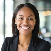 Stilvolle Geschäftsfrau mit Lächeln, professionelles Porträt für Unternehmensprofile und Networking in einem modernen Büro.